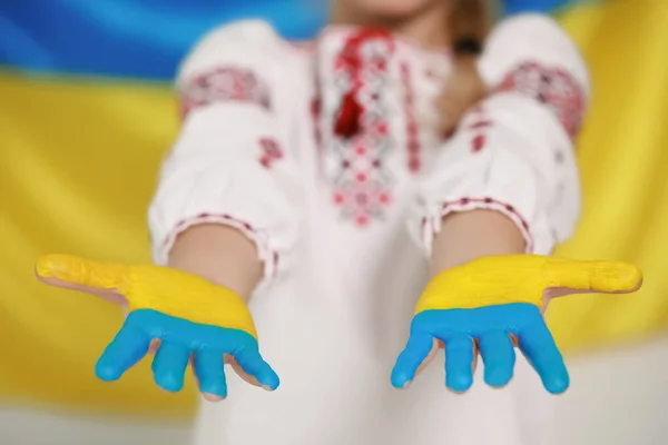 Niña Con Las Manos Pintadas Cerca Bandera Ucrania Primer Plano — Foto de Stock