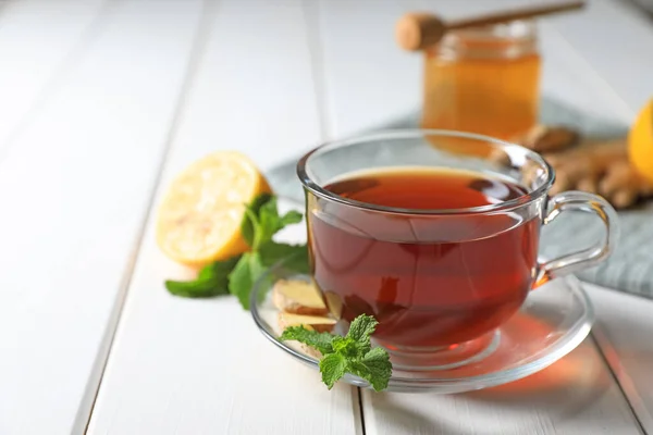 Xícara Chá Gengibre Delicioso Ingredientes Mesa Madeira Branca Close Espaço — Fotografia de Stock