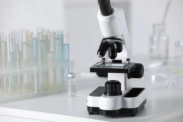 Modernt Medicinskt Mikroskop Vitt Bord Laboratorium Utrymme För Text — Stockfoto