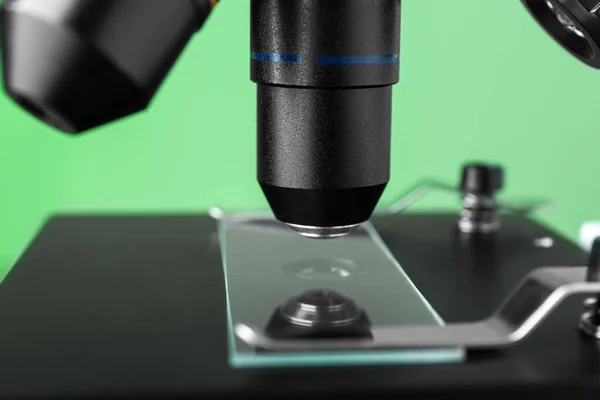 Moderne Medische Microscoop Met Glazen Dia Groene Achtergrond Close — Stockfoto
