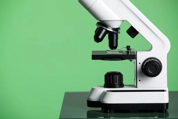 Modern Tıbbi Mikroskop Yeşil Arka Plana Karşı Yakın Plan Metin — Stok fotoğraf