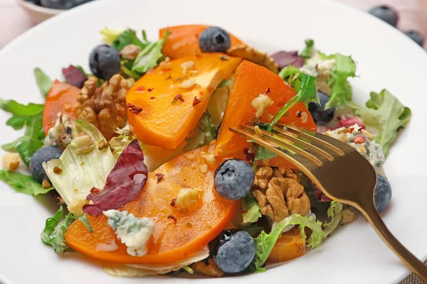 Délicieuse Salade Kaki Fourchette Sur Assiette Blanche Gros Plan — Photo