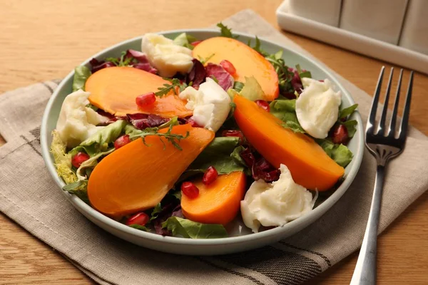 치즈와 석류를 곁들인 맛있는 감칠맛있는 샐러드는 식탁에 놓는다 — 스톡 사진