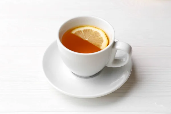 Чашка Вкусным Иммунитетом Повышая Чай Лимон Белом Деревянном Столе — стоковое фото