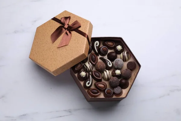 Otevřít Krabici Lahodných Čokoládových Bonbónů Bílém Mramorovém Stole Pohled Shora — Stock fotografie
