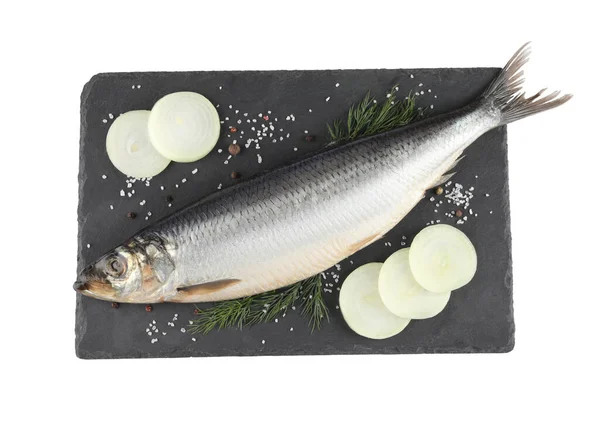 Tuzlu Ringa Balığı Soğan Dereotlu Baharatlı Levha Beyaza Izole Edilmiş — Stok fotoğraf