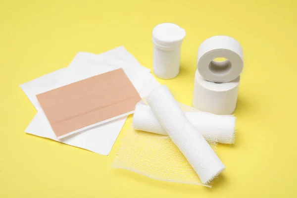 Rolos Bandagem Branca Suprimentos Médicos Fundo Amarelo — Fotografia de Stock