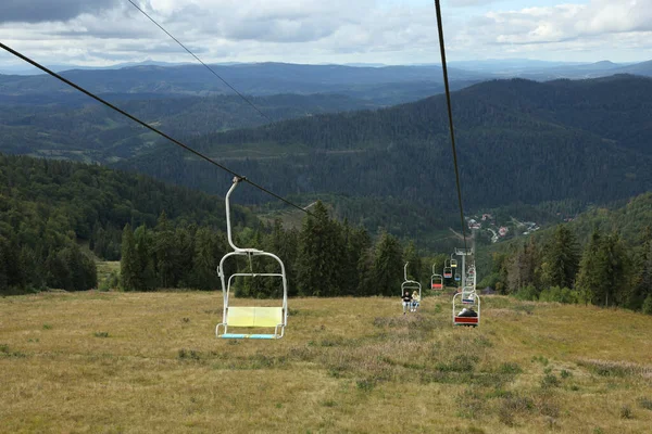 Elevador Esqui Árvores Verdes Resort Montanha — Fotografia de Stock