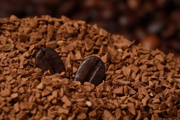 乾燥したインスタントコーヒーの山の上に豆をロースト クローズアップビュー — ストック写真