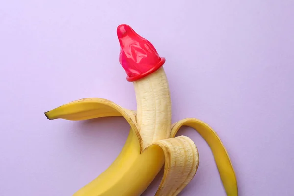 Μπανάνα Προφυλακτικό Λιλά Φόντο Πάνω Όψη Έννοια Ασφαλούς Σεξ — Φωτογραφία Αρχείου