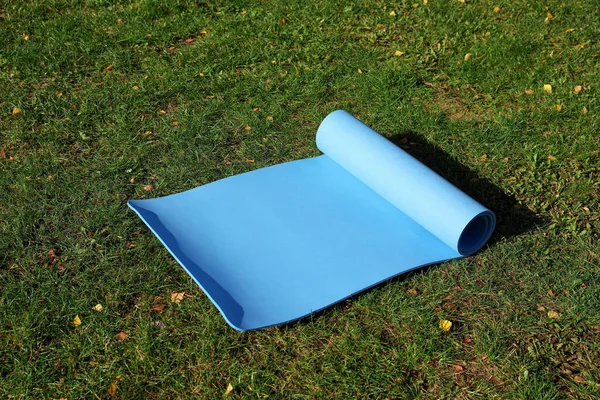 Karemat Azul Alfombra Fitness Césped Verde Fresco Aire Libre — Foto de Stock