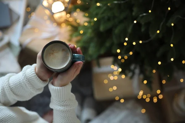 Donna Che Tiene Una Tazza Cacao Vicino All Albero Natale — Foto Stock