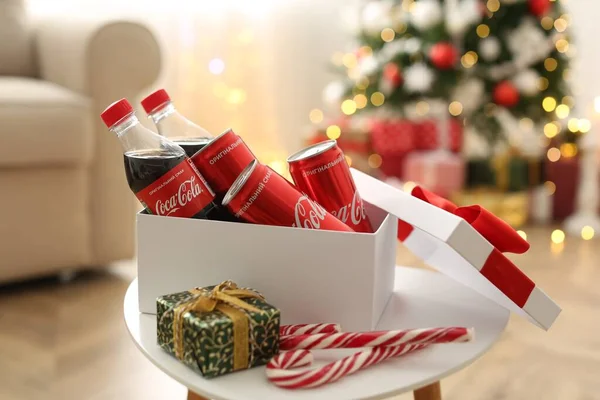 Миколаев Украина Января 2021 Подарочная Коробка Банками Coca Cola Бутылками — стоковое фото
