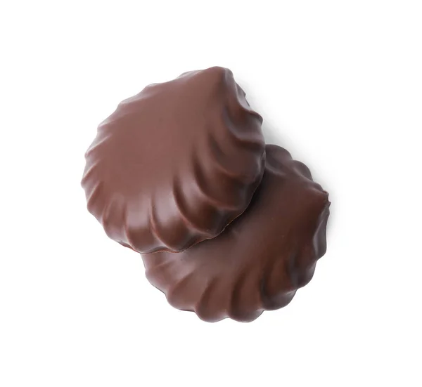白で隔離されたおいしいチョコレートで覆われたマシュマロ — ストック写真