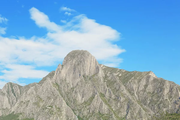 Malowniczy Krajobraz Wysokimi Górami Pod Błękitnym Niebem Zewnątrz — Zdjęcie stockowe