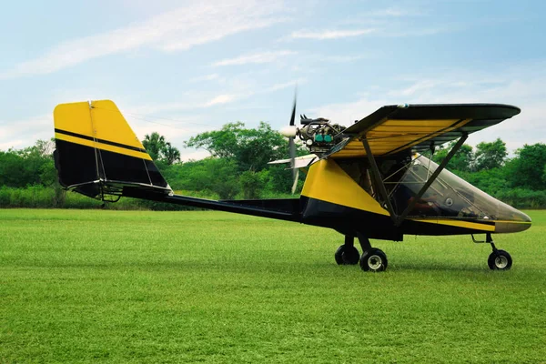 Yeşil Çimlerin Üzerinde Modern Hafif Uçak — Stok fotoğraf