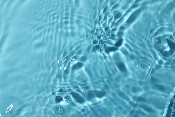 Vista Perto Água Com Superfície Ondulada Fundo Azul Claro — Fotografia de Stock