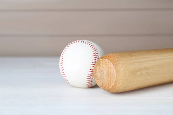 Baseball Bat Piłka Białym Drewnianym Stole Miejsce Tekst Sprzęt Sportowy — Zdjęcie stockowe