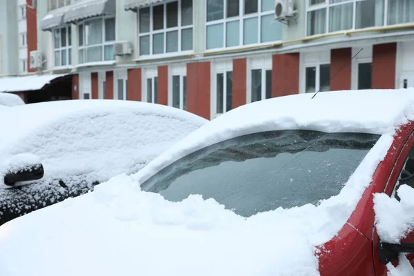 Przednia Szyba Samochodu Czyszczona Śniegu Zewnątrz Zimowy Dzień Mroźna Pogoda — Zdjęcie stockowe