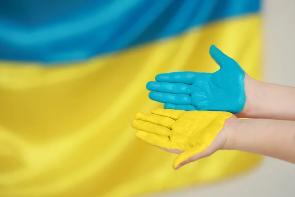 Liten Pojke Med Målade Händer Nära Ukrainska Flaggan Närbild Och — Stockfoto