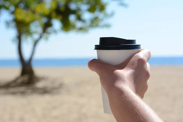 Mujer Con Taza Café Para Llevar Playa Primer Plano Espacio —  Fotos de Stock