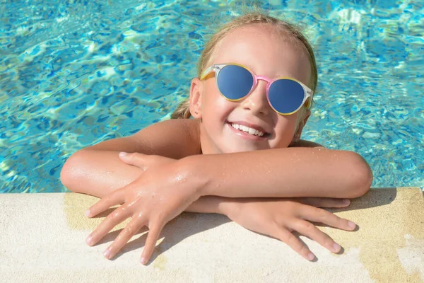 수영장 가장자리에 선글라스를 행복하고 귀여운 — 스톡 사진