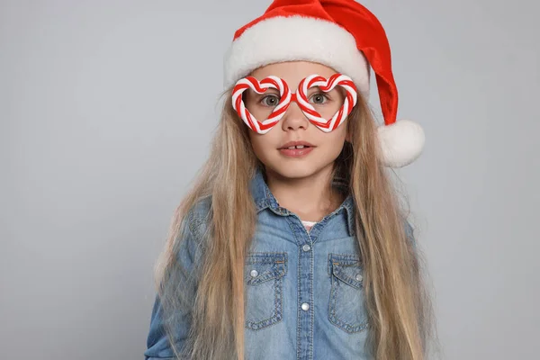Menina Vestindo Óculos Decorativos Natal Forma Corações Chapéu Papai Noel — Fotografia de Stock