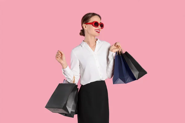 Vrolijke Jonge Vrouw Met Boodschappentassen Lichtroze Achtergrond Grote Verkoop — Stockfoto