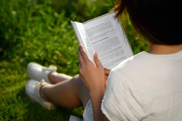 Жінка Читає Книгу Свіжому Повітрі Сонячний День Крупним Планом — стокове фото