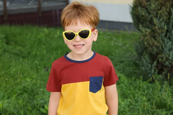 Słodkie Mały Chłopiec Okulary Przeciwsłoneczne Park — Zdjęcie stockowe