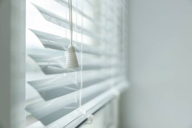 Yatay jaluzili şık bir pencere, yakın plan. Metin için boşluk