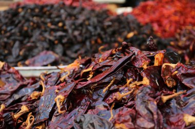 Pazarda tezgahta kurutulmuş Serrano biberi yığını, yakın plan. Metin için boşluk