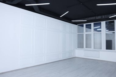 Tamir sırasında geniş odada güzel bir pencere