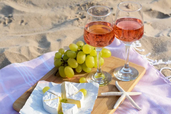 Copas Con Vino Rosa Aperitivos Para Picnic Playa Arena Aire — Foto de Stock
