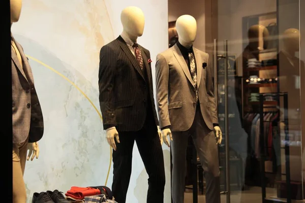 Beautiful Suits Mannequins Showcases Fashion Store — Stock Photo, Image