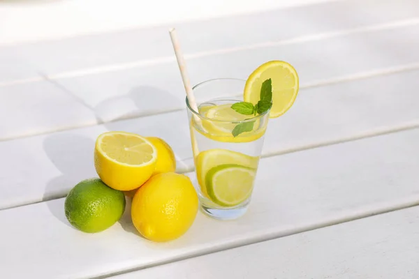 Copo Água Com Limões Limas Hortelã Sobre Mesa Madeira Branca — Fotografia de Stock