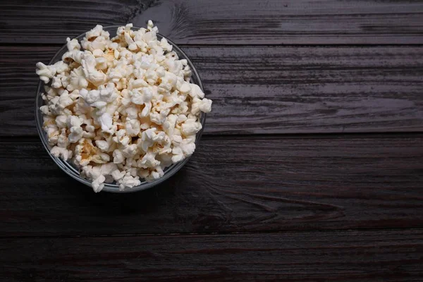 Chutný Popcorn Černém Dřevěném Stole Výhled Shora Mezera Pro Text — Stock fotografie