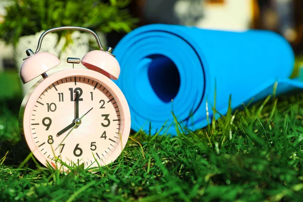 Reloj Despertador Colchoneta Fitness Césped Verde Aire Libre Primer Plano — Foto de Stock