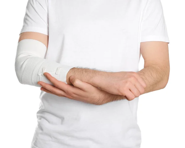 Homem Com Braço Envolto Bandagem Médica Sobre Fundo Branco Close — Fotografia de Stock