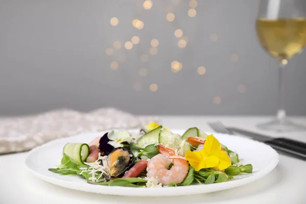 Prato Deliciosa Salada Com Frutos Mar Mesa Branca Contra Luzes — Fotografia de Stock