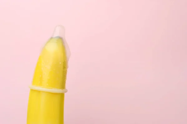 Banana Com Preservativo Sobre Fundo Rosa Close Espaço Para Texto — Fotografia de Stock