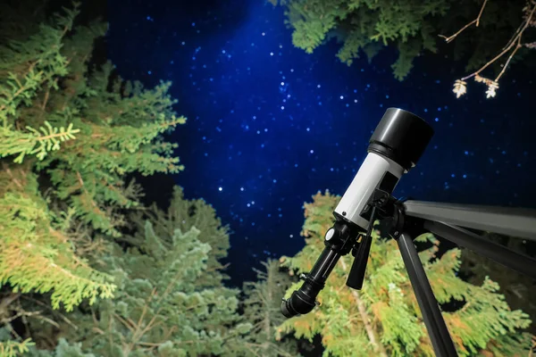 Современный Телескоп Ночью Открытом Воздухе Низким Углом Обзора Изучение Астрономии — стоковое фото