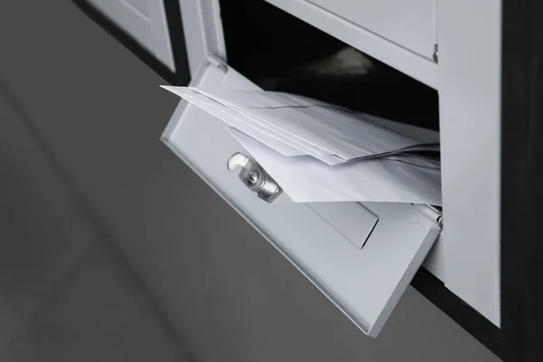 Άνοιγμα Μεταλλικό Γραμματοκιβώτιο Φακέλους Εσωτερικούς Χώρους Προβολή Closeup — Φωτογραφία Αρχείου