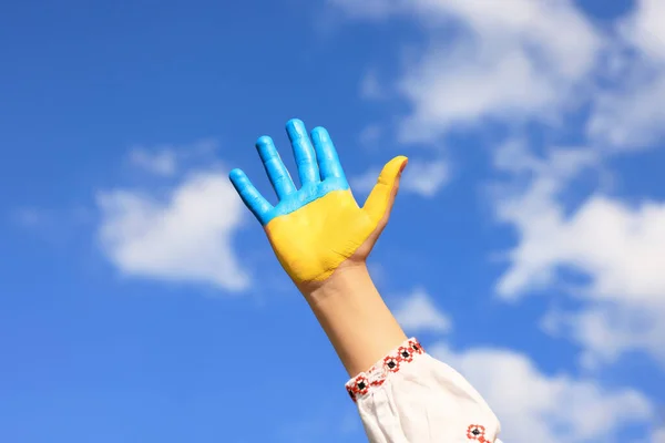 Klein Meisje Met Hand Geschilderd Oekraïense Vlag Kleuren Tegen Blauwe — Stockfoto