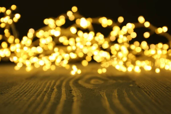 Schöne Leuchtende Weihnachtsbeleuchtung Auf Holzoberfläche Verschwommene Sicht — Stockfoto