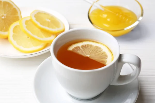 Чашка Вкусным Иммунитетом Повышая Чай Лимон Мед Белом Деревянном Столе — стоковое фото