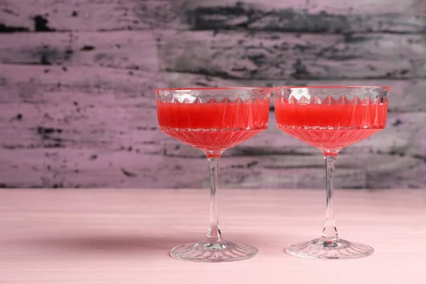 Cocktailgläser Mit Köstlichem Frischen Wassermelonensaft Auf Hellem Holztisch Raum Für — Stockfoto