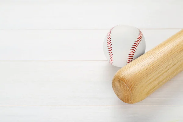 Baseball Bat Piłka Białym Drewnianym Stole Powyżej Widok Miejsca Tekst — Zdjęcie stockowe