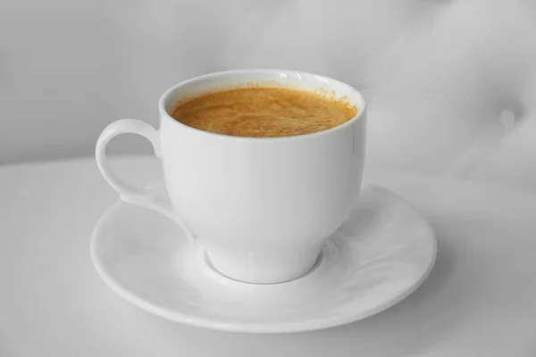 Kuppi Herkullista Aromaattista Kahvia Valkoisella Pöydällä Sisätiloissa Lähikuva — kuvapankkivalokuva