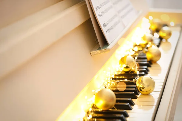 金色的灌木丛 钢琴钥匙上的仙女灯 圣诞音乐 — 图库照片